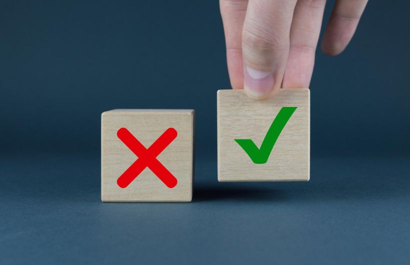 Cubos con signos de s&iacute; o no con signos de aceptado y rechazado.