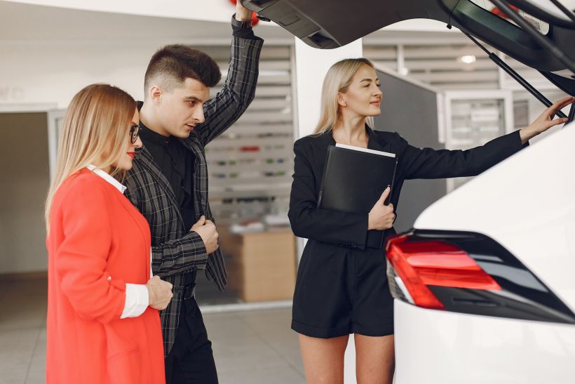 Gente elegante y con estilo en un salón del automóvil.