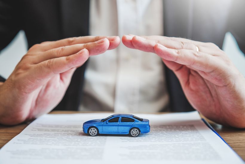 Seguro de autom&oacute;vil con protecci&oacute;n para agentes de ventas y da&ntilde;os por colisi&oacute;n.