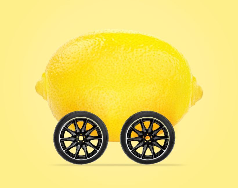 Concepto de coche lim&oacute;n con ruedas aislado sobre fondo amarillo claro.