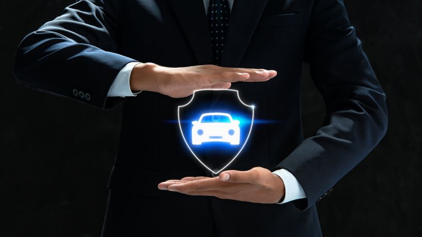Icono de un empresario sosteniendo un coche.