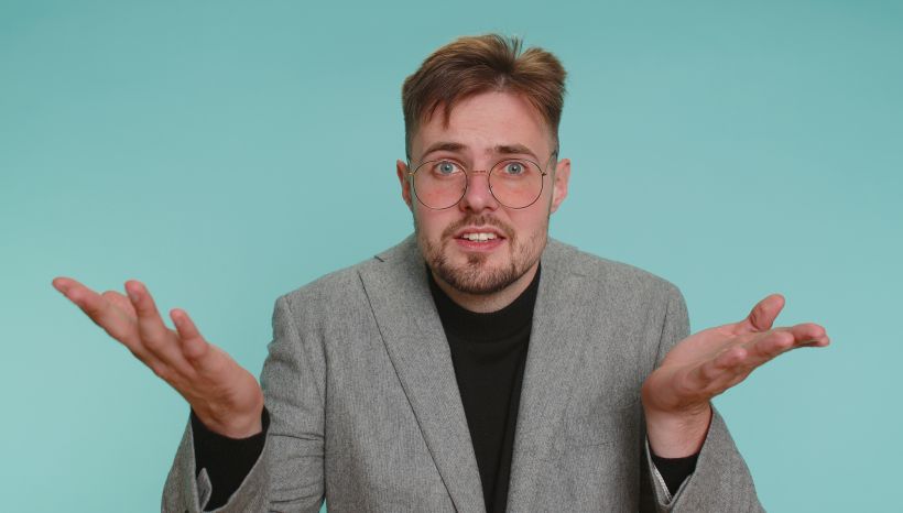 Una persona levanta las manos con expresi&oacute;n indignada y pregunta cu&aacute;l es la raz&oacute;n del fracaso.