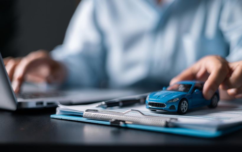 Concepto de financiación y seguro de automóviles.