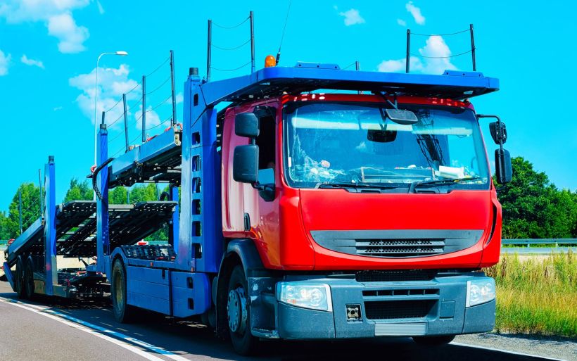 Camión transportador de automóviles en carretera o autopista.