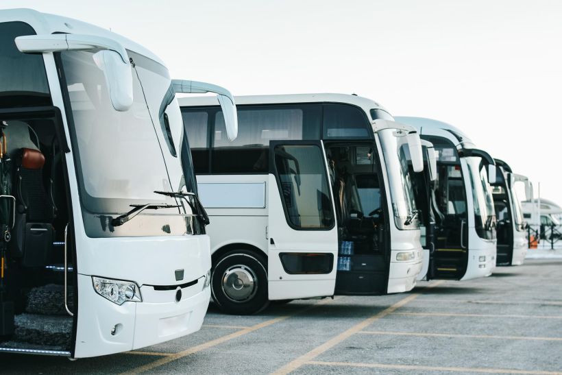 Fila de autobuses turísticos en el aparcamiento.