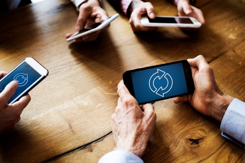 Gente de negocios usando tel&eacute;fonos inteligentes.