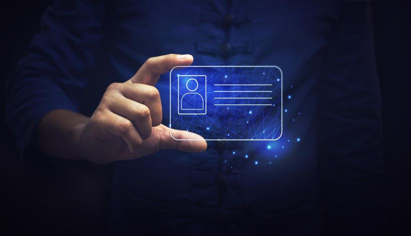 Concepto empresarial y tecnológico de selección de tarjetas de identificación digitales mediante mano humana.