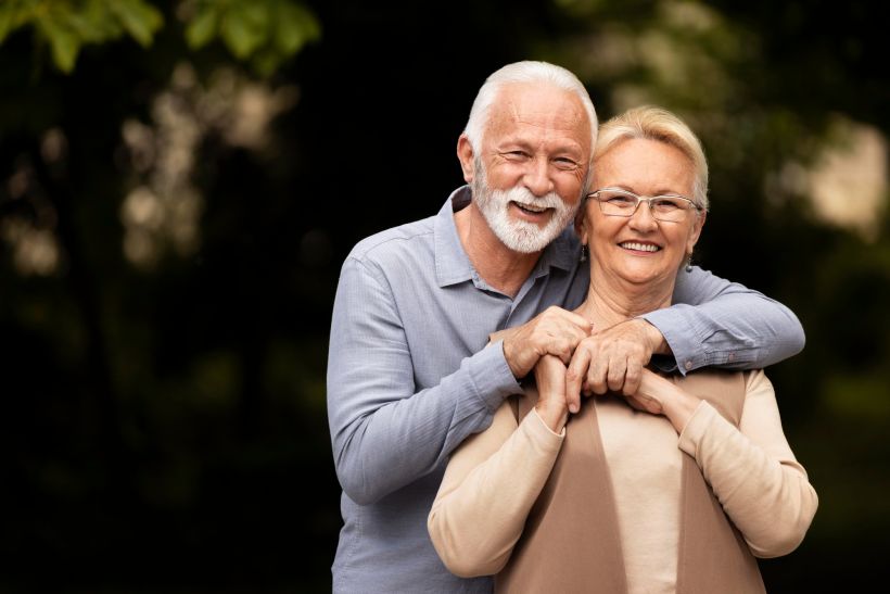 Plano medio de una pareja de personas mayores posando juntos.