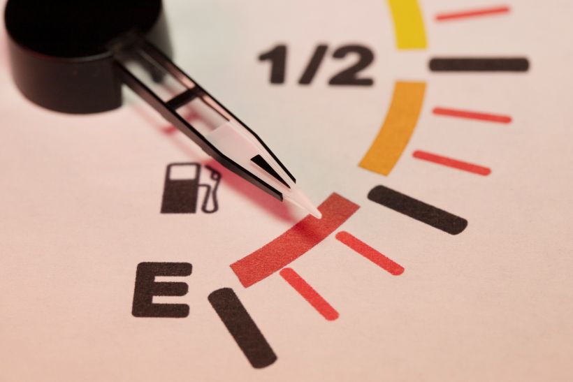 Primer plano del indicador del nivel de combustible en el vehículo.