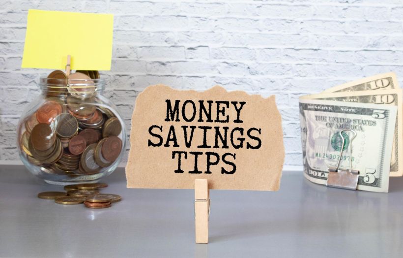 Consejos para ahorrar dinero escritos en una peque&ntilde;a libreta con bol&iacute;grafo y calculadora.