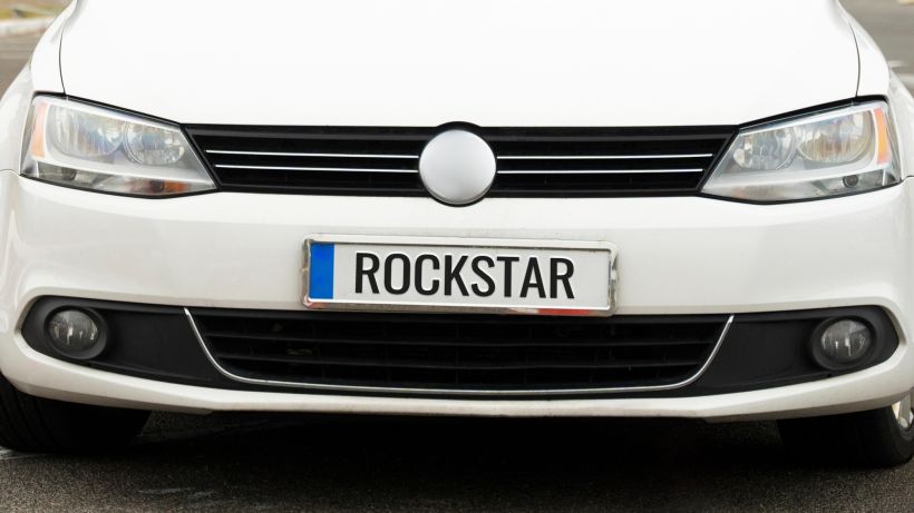 Matricula graciosa en un veh&iacute;culo.