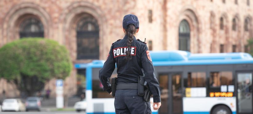 Mujer polic&iacute;a en la ciudad.