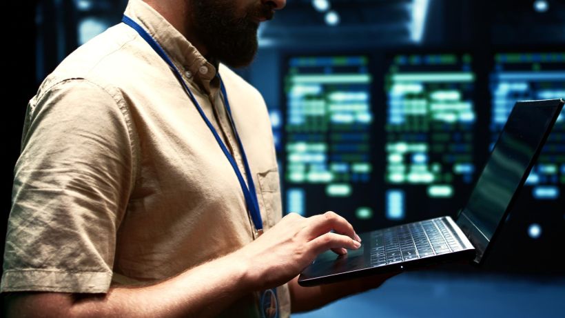 Técnico comprobando los registros de eventos del servidor para el registro de vehículos.