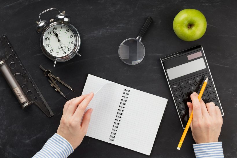 Disposici&oacute;n de los elementos de trabajo con cuaderno vac&iacute;o.