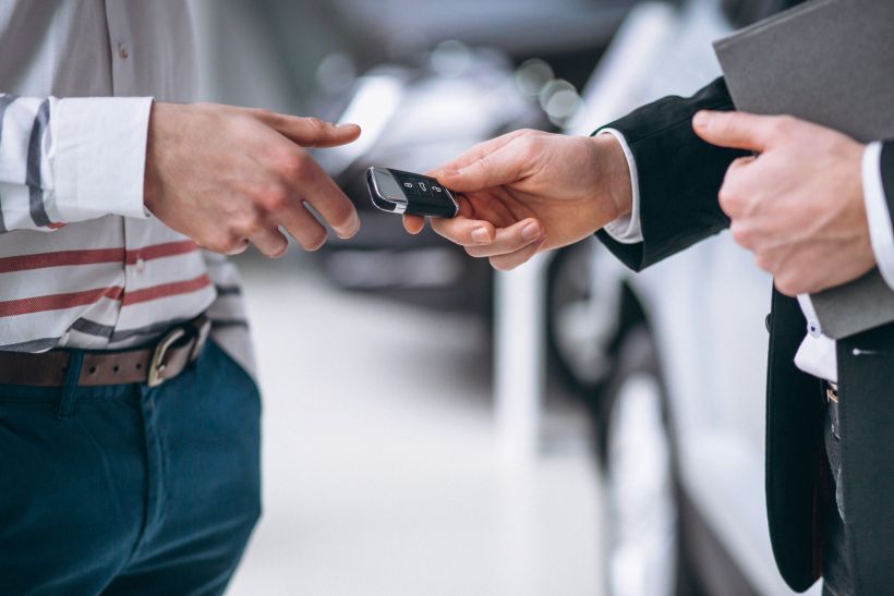 Manos femeninas en primer plano con las llaves del coche.
