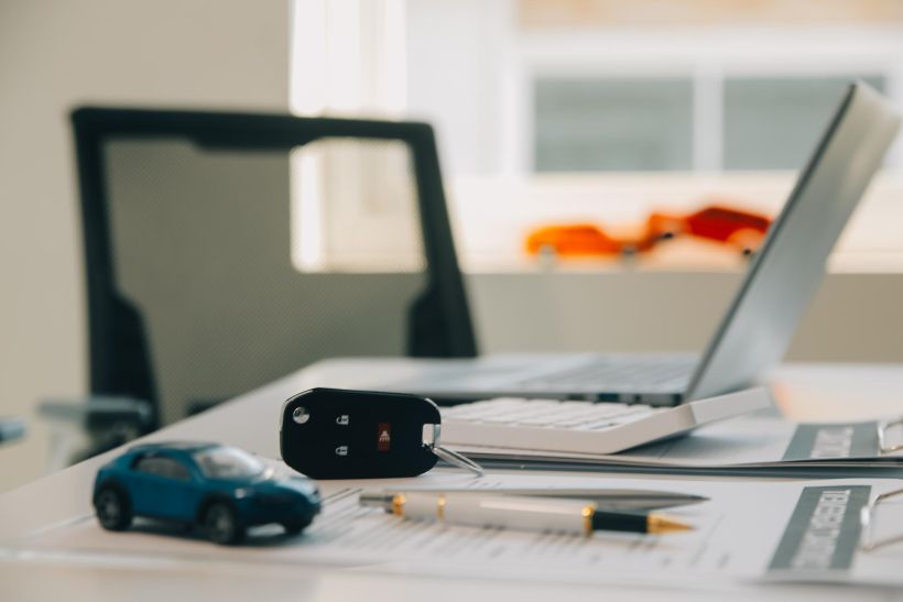 El gerente de ventas ofrece vender un autom&oacute;vil y explica y lee las condiciones para firmar el contrato del autom&oacute;vil y el seguro.