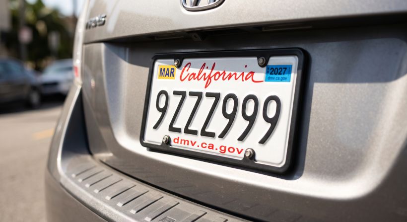 Primer plano de la parte trasera de un auto de California con la matrícula 9ZZZ999